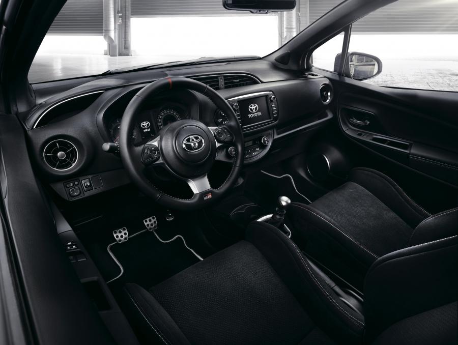 Интерьер Toyota Yaris GRMN 2017 года  (фото 4 из 51)